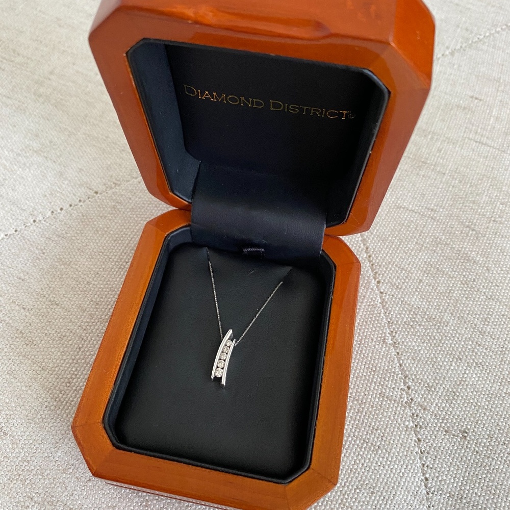 Diamond District 5 Diamond White Gold 20" Necklace - Picture 2 of 4